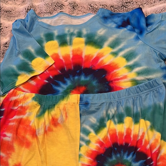 NWOT Women’s Two Piece Shorts and Short Sleeve Shirt Tie Dye Set - Picture 2 of 8